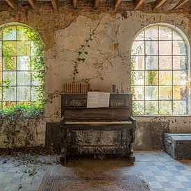 Old Piano by Lien Hilke