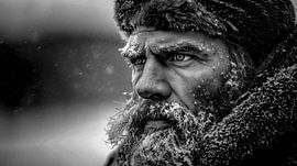 Un homme bravant le froid glacial de l'hiver