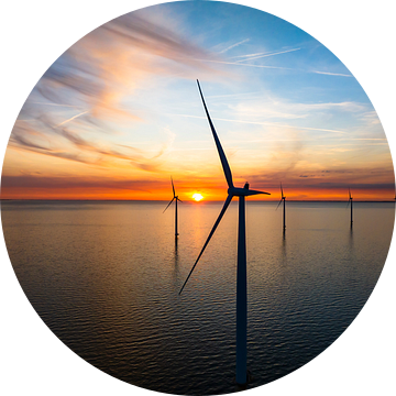 Windturbines in een offshore windpark tijdens zonsondergang