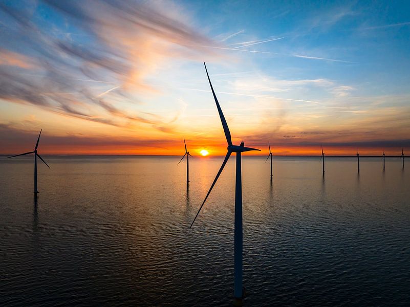 Windturbines in een offshore windpark tijdens zonsondergang van Sjoerd van der Wal Fotografie