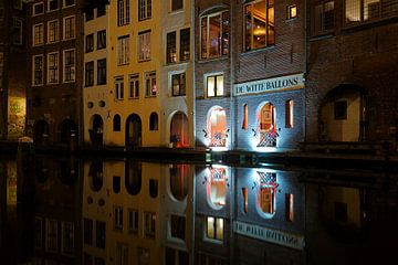 Oudegracht in Utrecht with back of restaurant De Witte Ballons  by Donker Utrecht