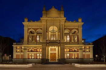 Verlichte Stadsschouwburg Groningen bij nacht