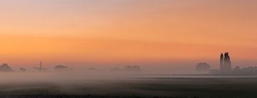 Panoramafoto platteland op een miste ochtend