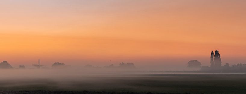 Panoramafoto Landschaft an einem nebligen Morgen von Percy's fotografie
