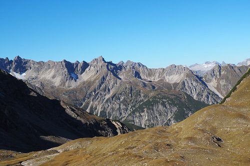 Kracht van Tirol, waar alpine uitgestrektheid, rotsformaties en glooiende bergweiden een krachtig, harmonieus landschap vormen.