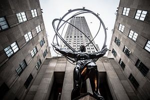 Großstadtgebäude und Atlas in New York