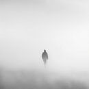 Einsamer Spaziergang im Nebel - Mystische Schwarzweiß-Fotografie von Poster Art Shop Miniaturansicht