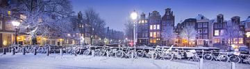 Winters Amsterdam panorama grachten avond sneeuw van Bert Rietberg