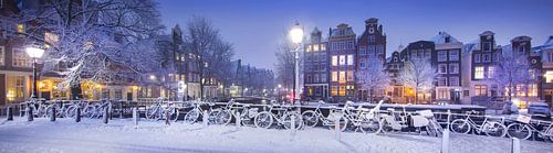Winters Amsterdam panorama grachten avond sneeuw