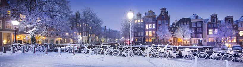 Winters Amsterdam panorama grachten avond sneeuw van Bert Rietberg