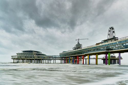 Wester storm bij de Scheveningse pier.