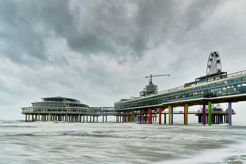 Wester storm bij de Scheveningse pier. van Johan Kalthof