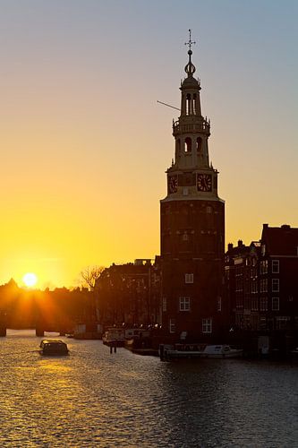 Montelbaanstoren tijdens zonsondergang te Amsterdam