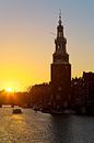 Montelbaanstoren tijdens zonsondergang te Amsterdam van Anton de Zeeuw thumbnail