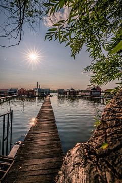Bilick uber einen Steg im See zu Holzhäusern, zonsondergang van Fotos by Jan Wehnert