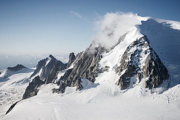 Nuages le long du sommet du Mont Blanc. sur Febe Waasdorp
