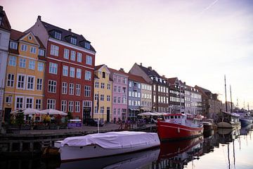 De huizen bij Nyhavn met zonsopkomst in Kopenhagen, Denemarken | Reisfotografie van Kelsey van den Bosch