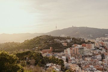 Coucher de soleil sur les collines de Barcelone. sur Sarah Embrechts