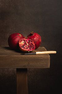 Modern stilleven met granaatappels