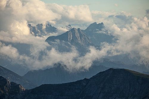 Les montagnes du Karwendel drapées dans les nuages