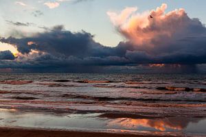 Dunkle Wolken bei Sonnenuntergang über der Nordsee