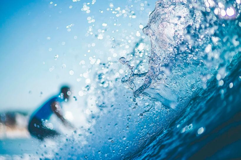 Surfer über spritzender Welle von Poster Art Shop