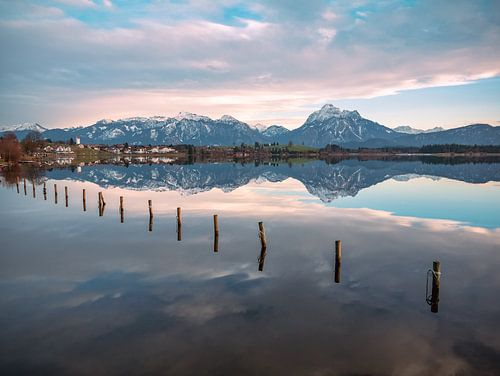 Zonsondergang aan de Hopfensee met zicht op de Tegelberg en de Säuling in Allgäu