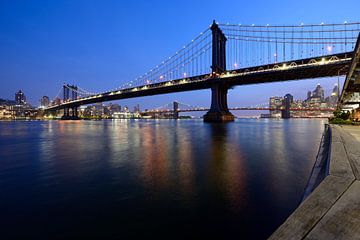 Manhattan Bridge over East River in New York in de avond by Merijn van der Vliet
