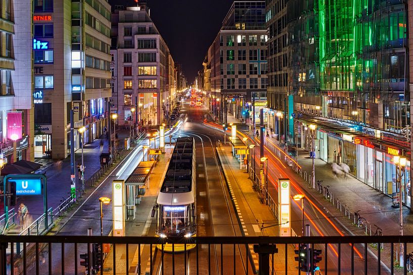 Nachtopname Friedrichstraße in Berlijn van Jenco van Zalk