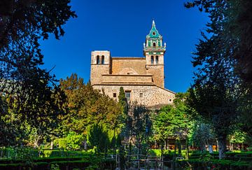 Prachtige uitzicht op klooster in Valldemossa, Mallorca eiland, Spanje van Alex Winter