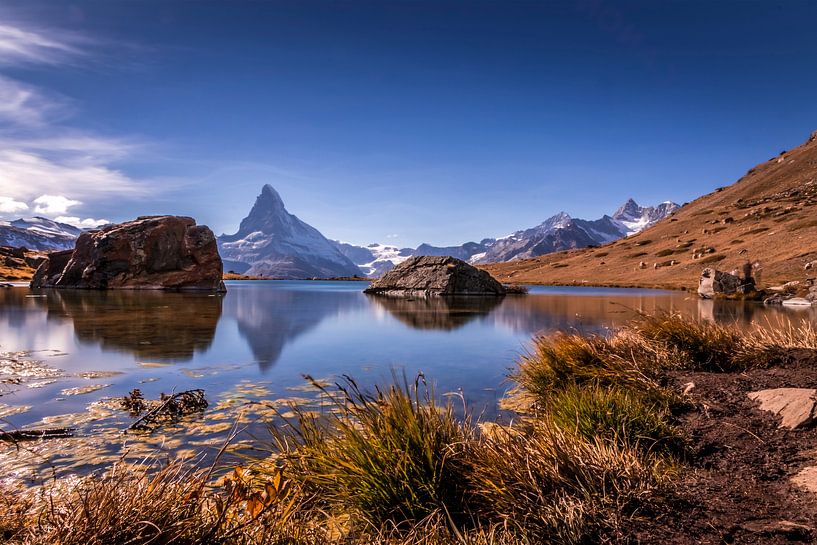 De Matterhorn weerspiegeld in de Stellisee. van Ad Van Koppen Fotografie