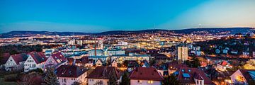 Vue panoramique de l'horizon de Stuttgart la nuit sur Werner Dieterich