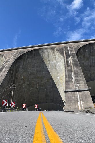 De weg naar de dam in de zomer