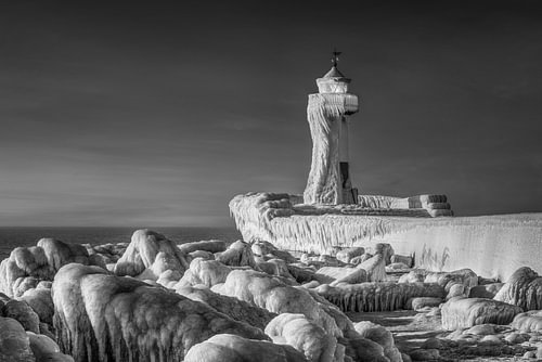 IJzige vuurtoren van Sassnitz op het eiland Rügen in de winter. Zwart woud