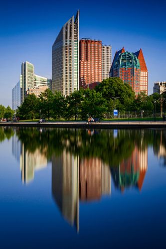 moderne Bürogebäude und Ministerien im Zentrum von Den Haag
