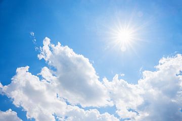 Blauer Himmel und strahlender Sonnenschein mit Wolken von SusaZoom