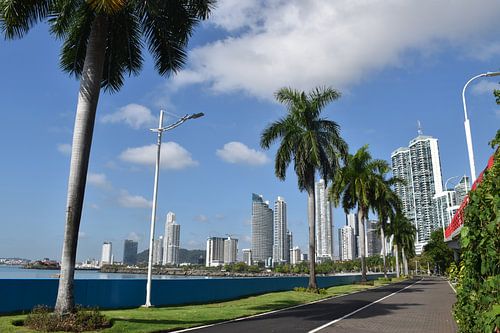De Cinta Costera-promenade was op een ochtend verlaten