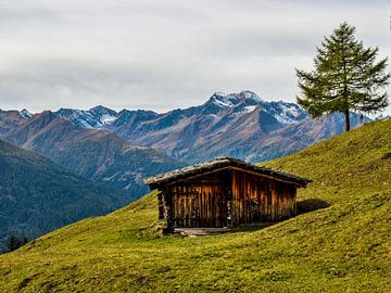 Houten hut in de Hohe Tauern met de Lasörling van Christian Peters