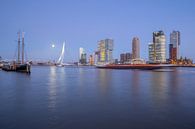 Skyline Rotterdam Erasmusbrug Kop van Zuid by night in de maneschijn van Russcher Tekst & Beeld thumbnail