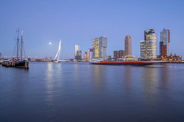 Skyline Rotterdam Erasmusbrug Kop van Zuid by night in de maneschijn