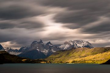 Dreigende luchten in Torres del Paine van Gerry van Roosmalen