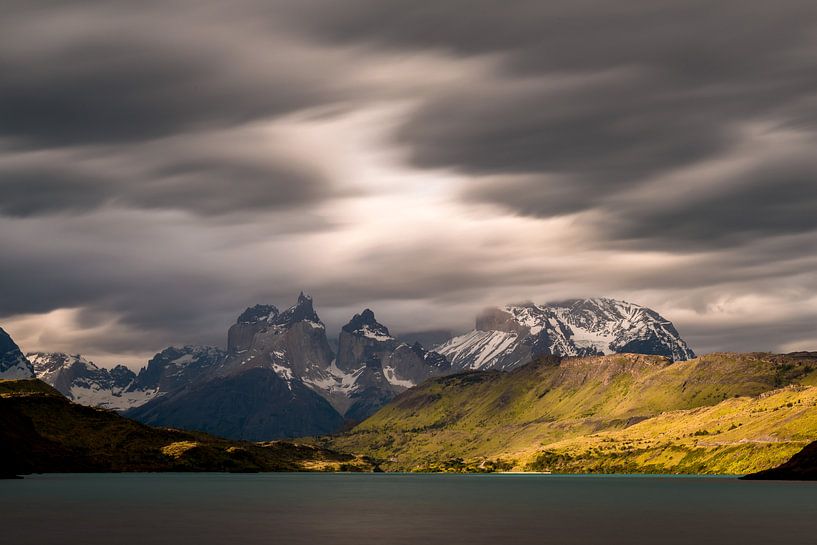 Dreigende luchten in Torres del Paine van Gerry van Roosmalen