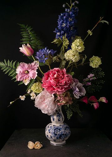 Nature morte avec des fleurs dans une atmosphère baroque dans un vase delfs-bleu.