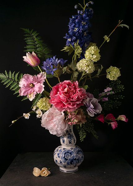 Stilleben mit Blumen in barocker Atmosphäre in delfinblauer Vase von simone swart