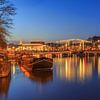 Le pont Skinny et la rivière Amstel à Amsterdam le soir - 2 sur Tux Photography