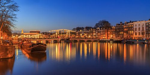 Skinny Bridge und der Fluss Amstel in Amsterdam am Abend - 2 von Tux Photography