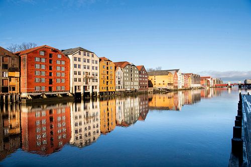 Maisons colorées au bord de la rivière Nidelva à Trondheim