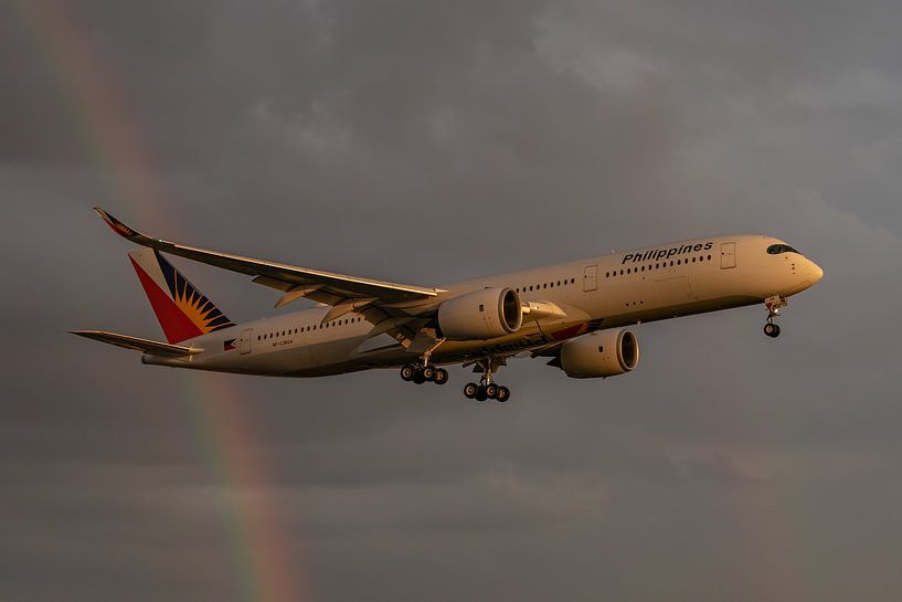 Bedrohliche Wolken, Regen und eine tief hängende Sonne am Abend: 2 Regenbögen im Hintergrund auf die von Jaap van den Berg