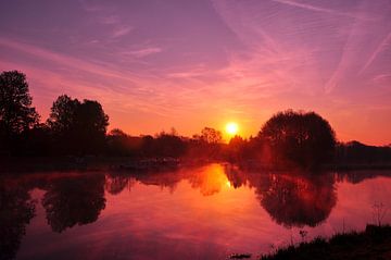 Sonnenuntergang in Achterhoek am Fluss Oude IJssel von Arno Wolsink