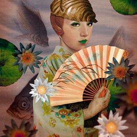 Japanse schoonheid met lotusbloem, kimono, waaier en vissen van Blikstjinder by Betty J